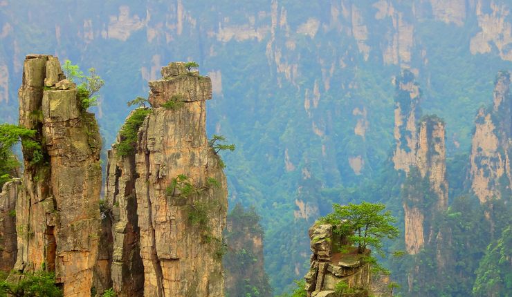 schmale Steinberge in einem Naturschutzgebiet in Hunan